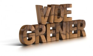 vide grenier - texte en bois sur fond blanc